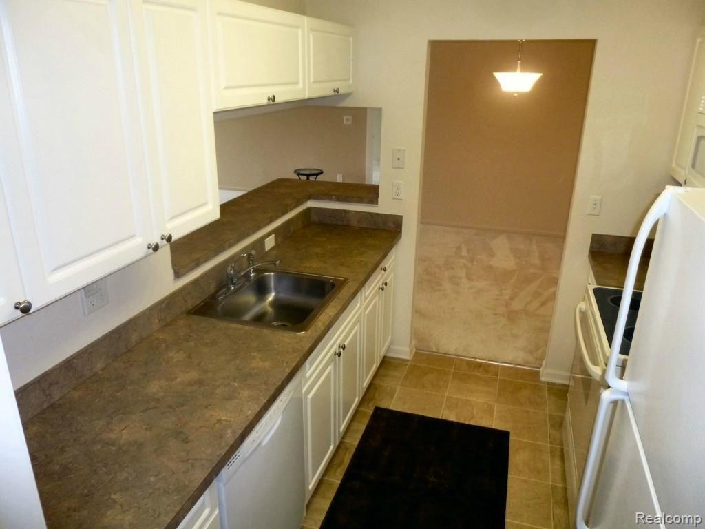 3603 Tremonte Circle Rochester, MI 48306 - Photo 18 of 30 Kitchen1.jpg