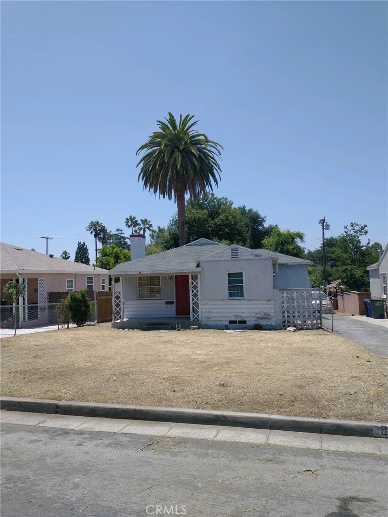 a view of a house with a outdoor space