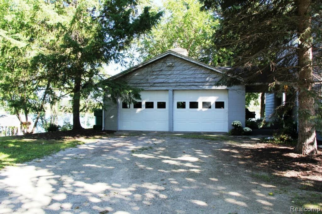 47008 Denton Road Belleville, MI 48111 - Photo 4 of 44 2+ Car Garage