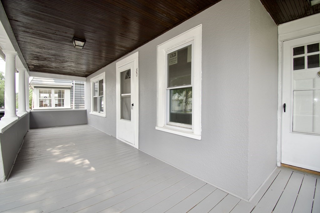 80-82 Silver Street Springfield, MA 01107 - Photo 4 of 31 a view of hallway with windows