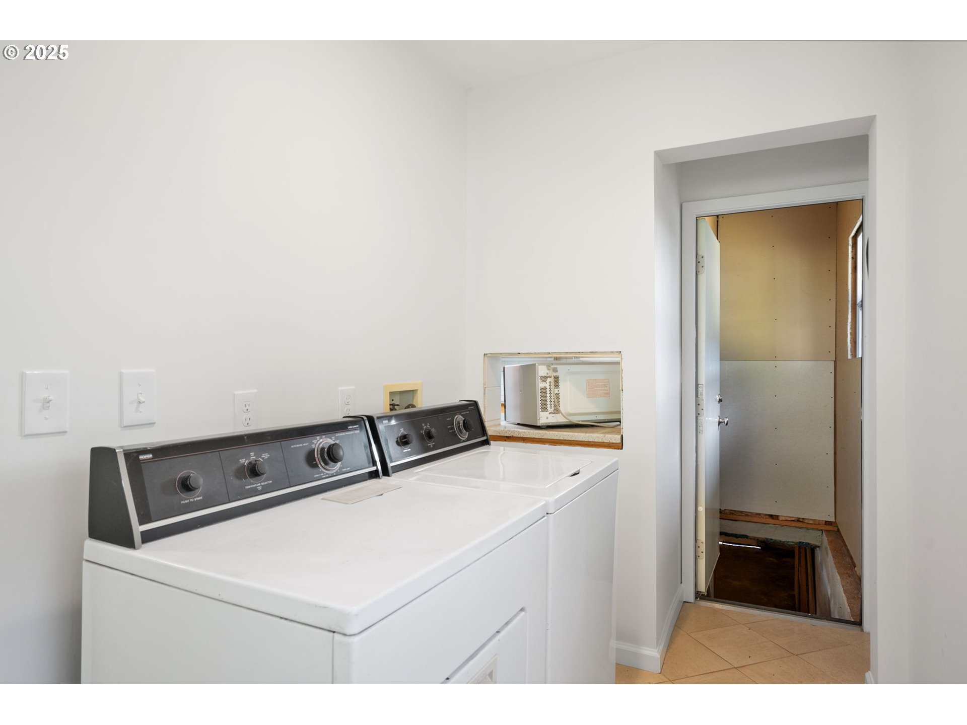 2941 Southwest Moss Street Portland, OR 97219 - Photo 27 of 39 Gallery Image 27