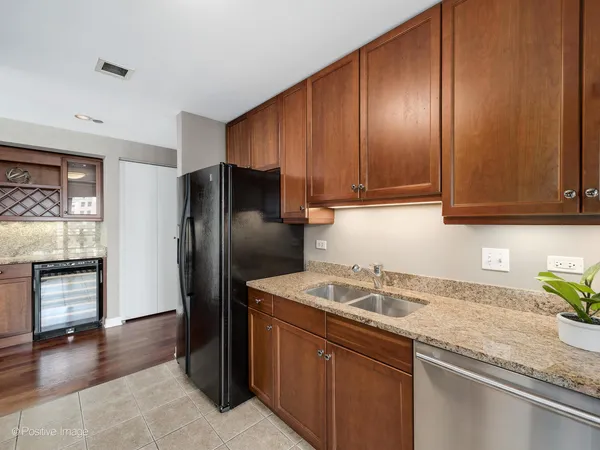 $675,000 | 130 North Garland Court, Unit 1701, Chicago, IL 60602