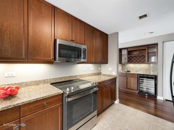 $675,000 | 130 North Garland Court, Unit 1701, Chicago, IL 60602