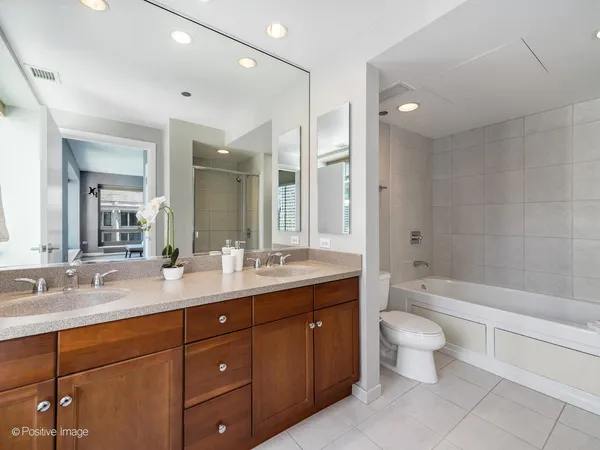 $675,000 | 130 North Garland Court, Unit 1701, Chicago, IL 60602