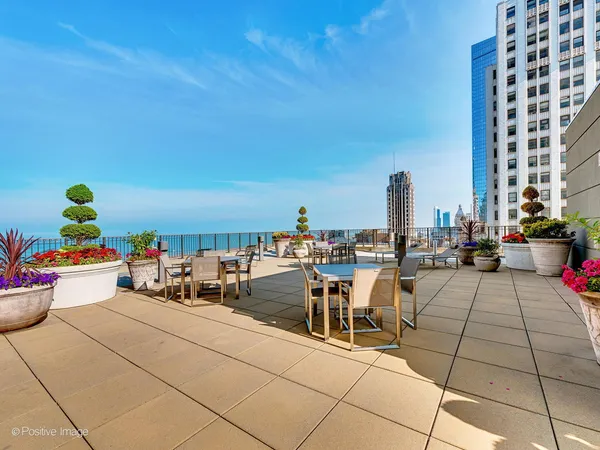$675,000 | 130 North Garland Court, Unit 1701, Chicago, IL 60602