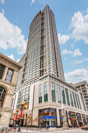 $675,000 | 130 North Garland Court, Unit 1701, Chicago, IL 60602