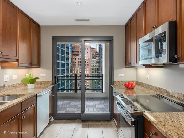 $675,000 | 130 North Garland Court, Unit 1701, Chicago, IL 60602