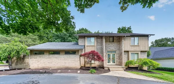 $489,900 | 6153 Pickwood Drive, West Bloomfield, MI 48322