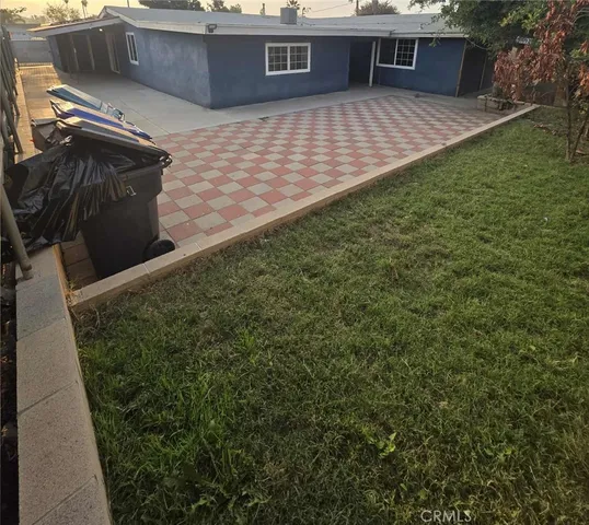 a view of a backyard