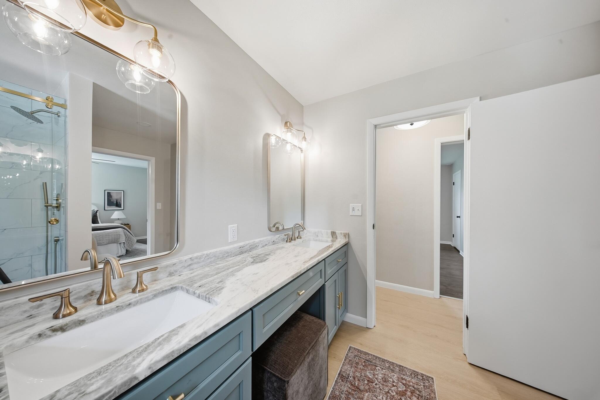 7526 West County Line Road Mequon, WI 53092 - Photo 30 of 72 30_Primary_Bathroom_Vanity