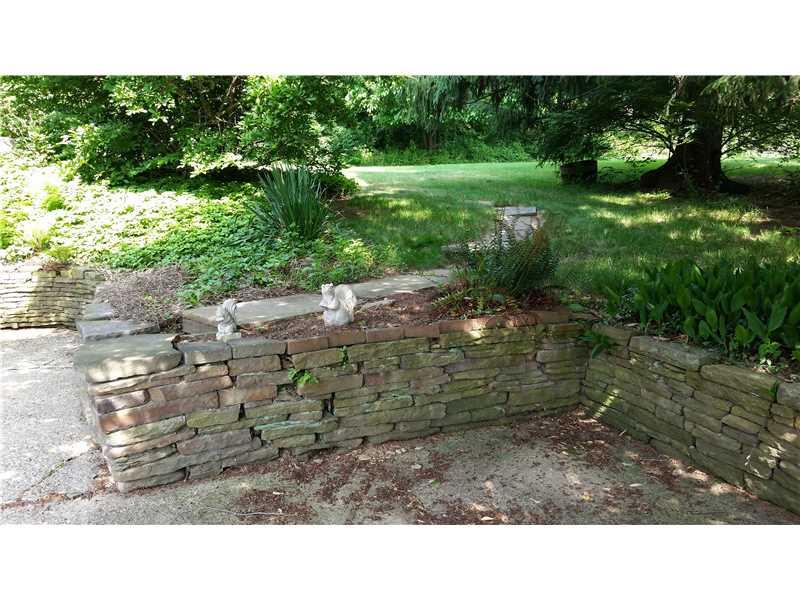 296 Moreland Road Pittsburgh, PA 15237 - Photo 3 of 8 Yard/Garden.