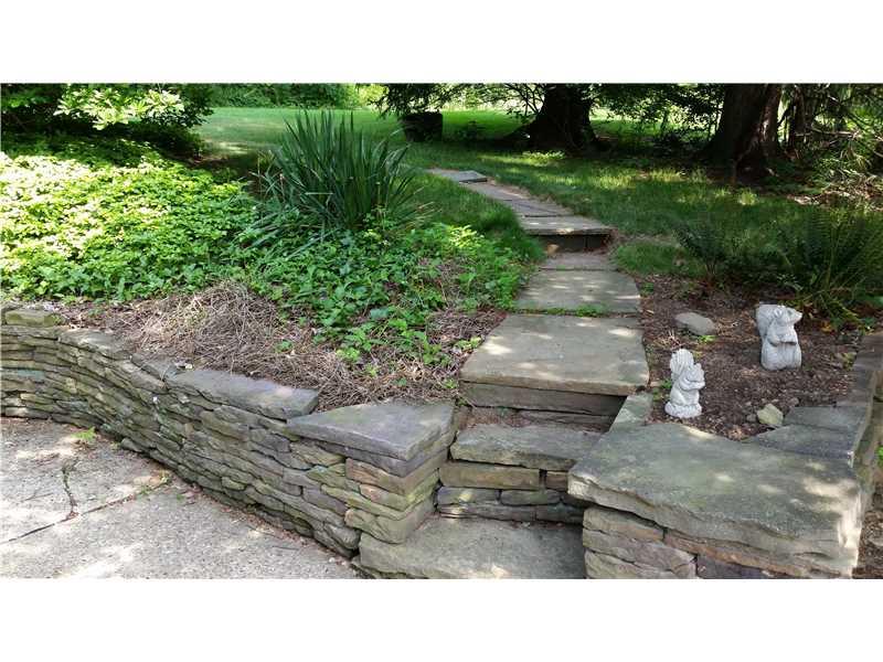 296 Moreland Road Pittsburgh, PA 15237 - Photo 4 of 8 Yard/Garden.