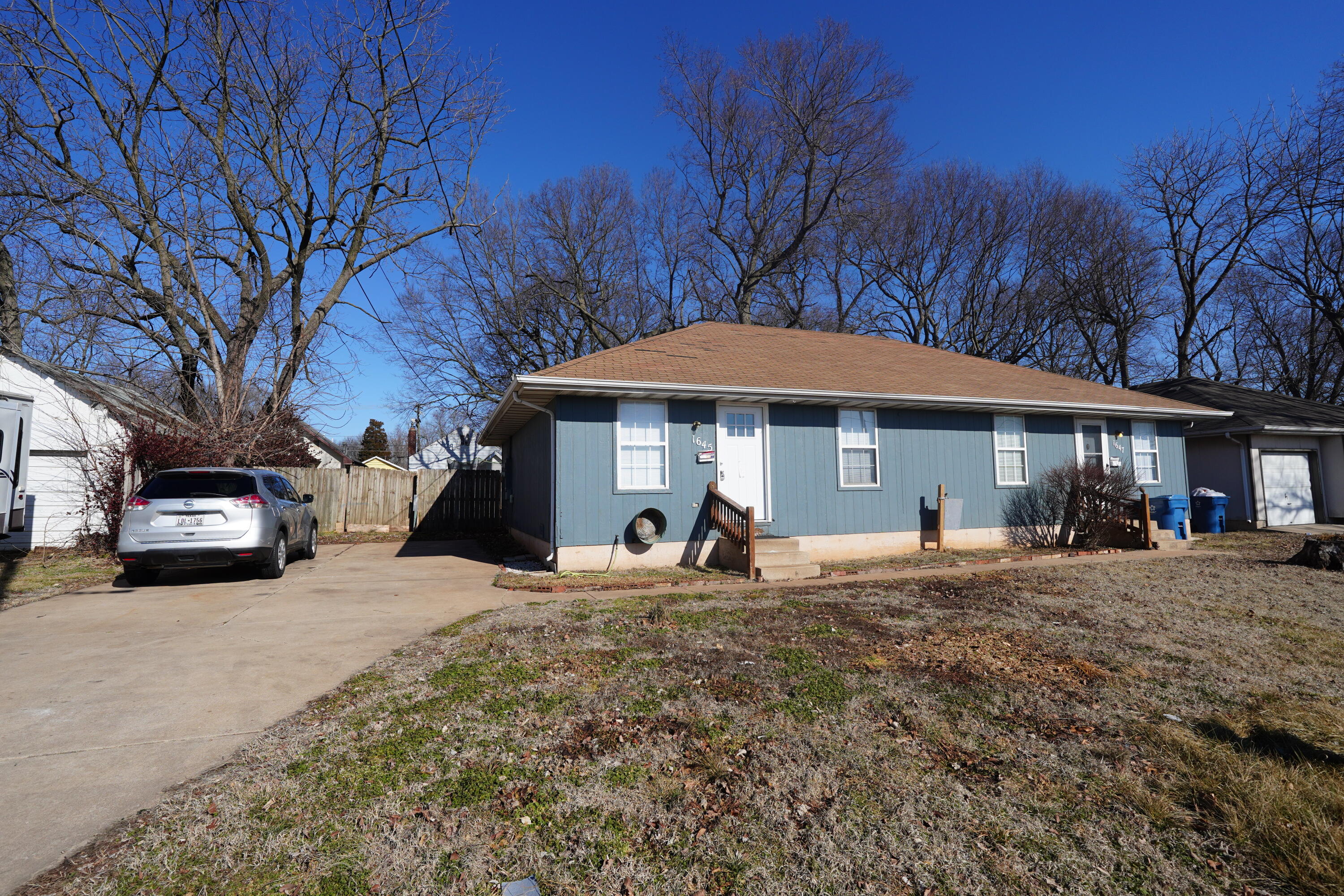 1645 East Chestnut Street Springfield, MO 65802 - Photo 1 of 1 Front View