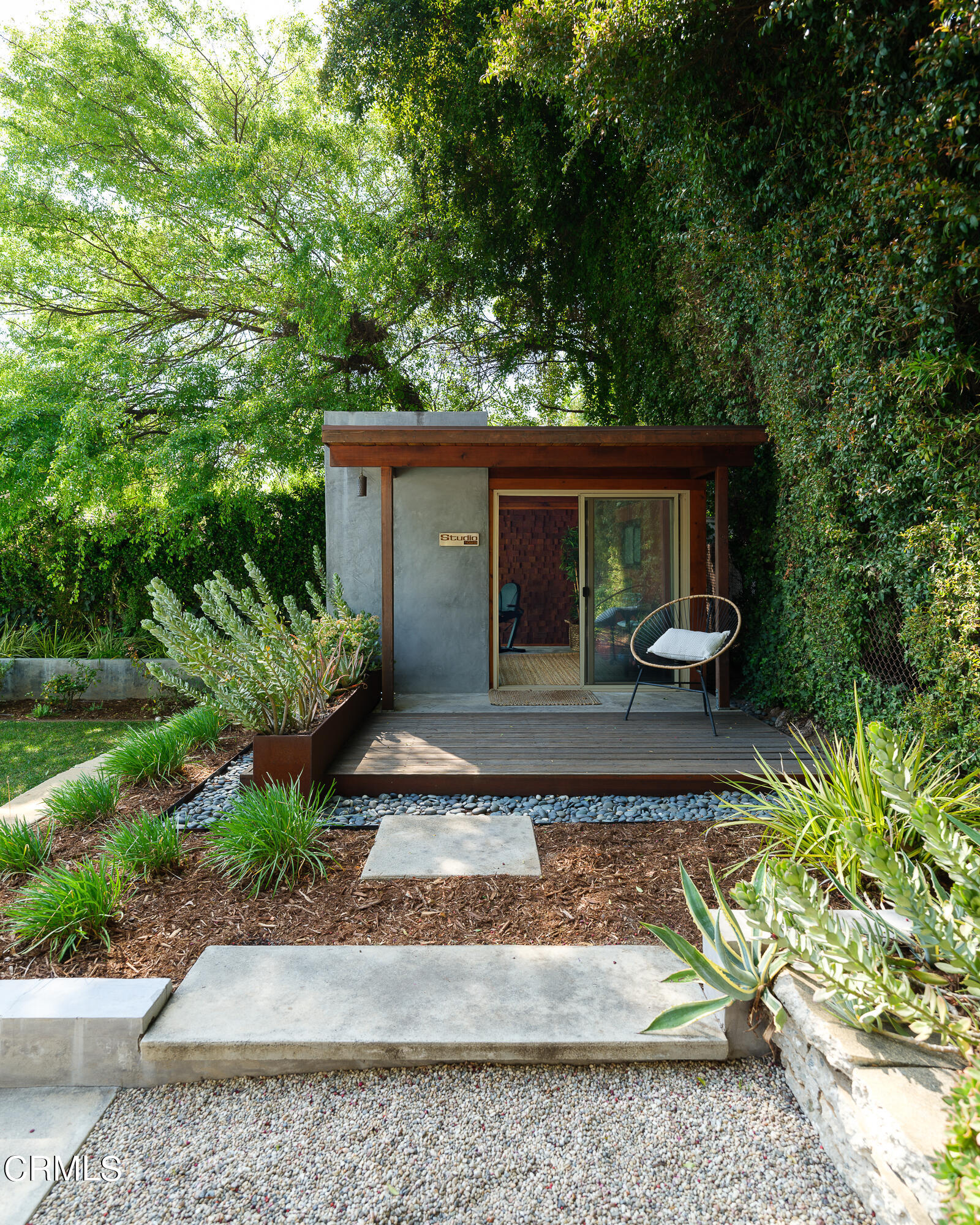 1025 Nithsdale Road Pasadena, CA 91105 - Photo 55 of 73 a front view of a house with garden