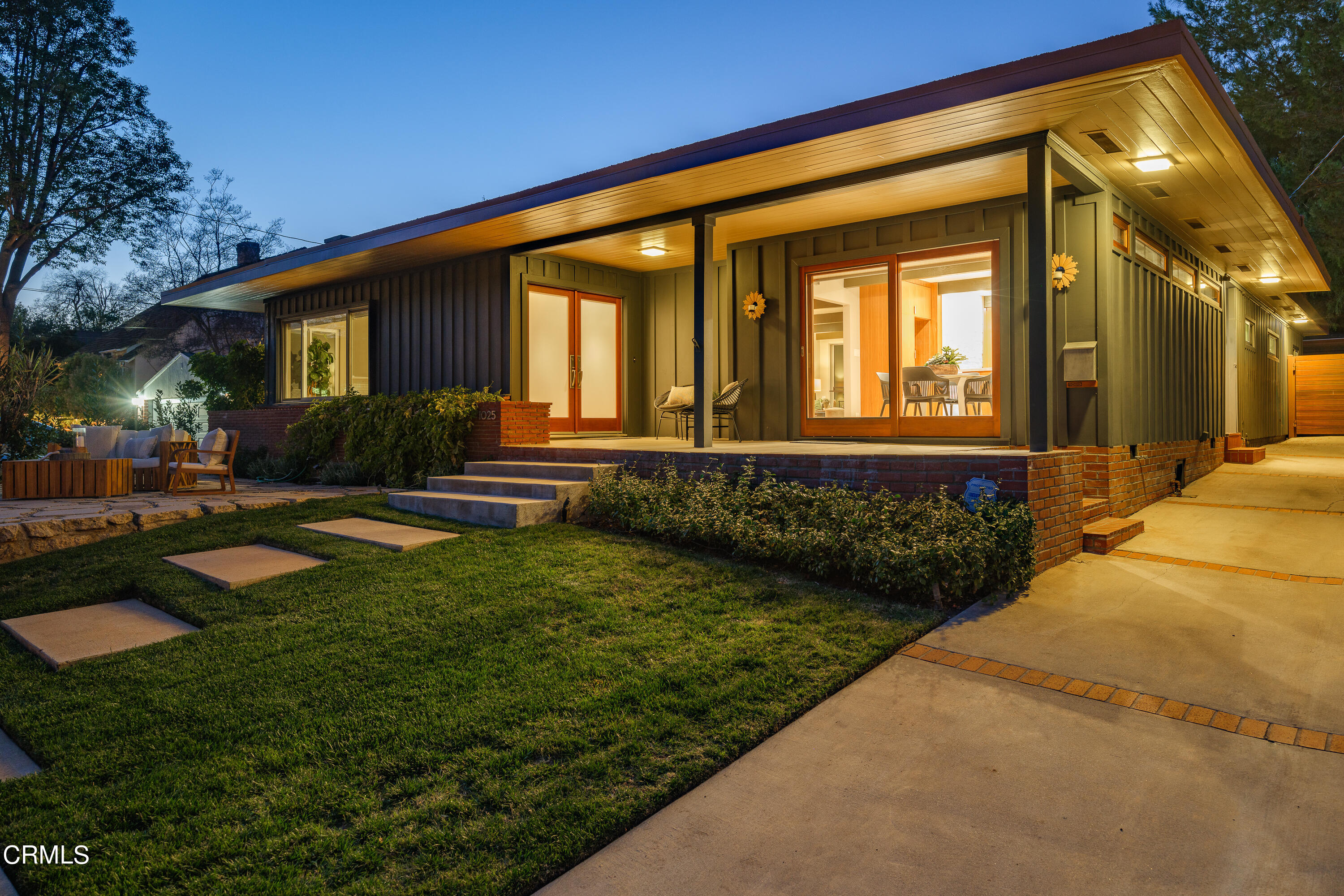 1025 Nithsdale Road Pasadena, CA 91105 - Photo 60 of 73 a front view of a house with garden