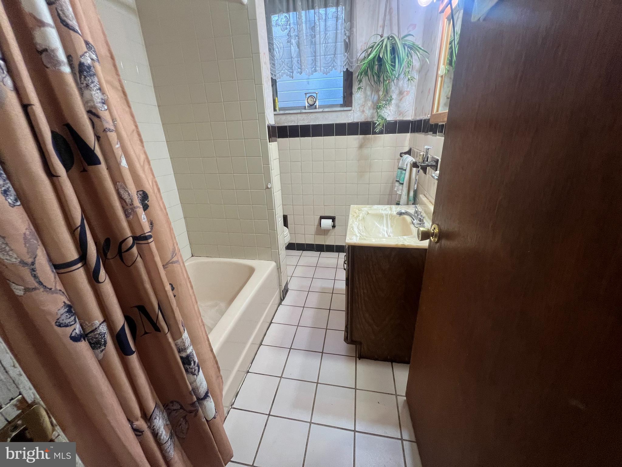 2441 Carpenter Street Philadelphia, PA 19146 - Photo 18 of 34 a bathroom with a sink a toilet and a bathtub