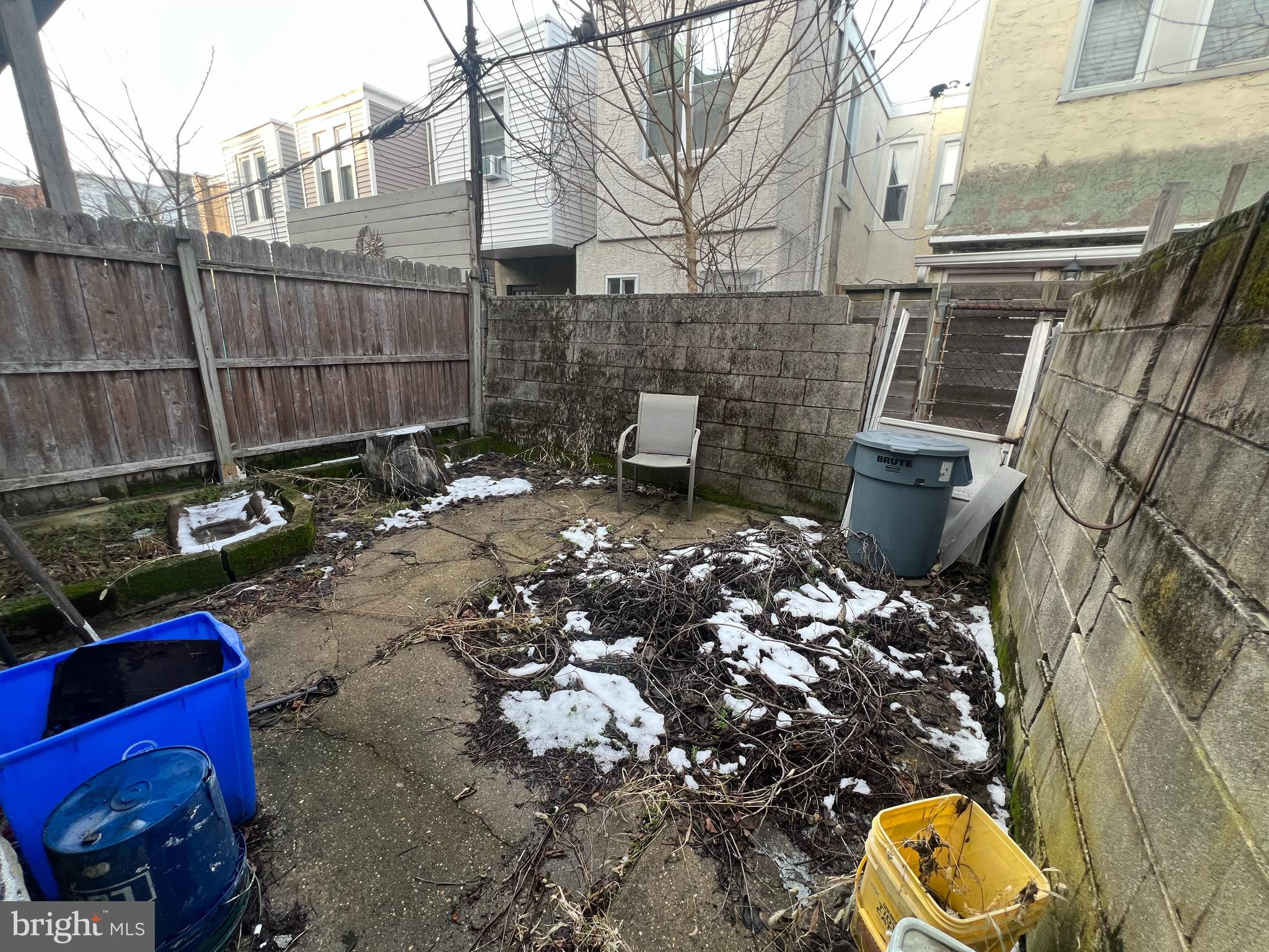 2441 Carpenter Street Philadelphia, PA 19146 - Photo 31 of 34 a backyard of a house with table and chairs