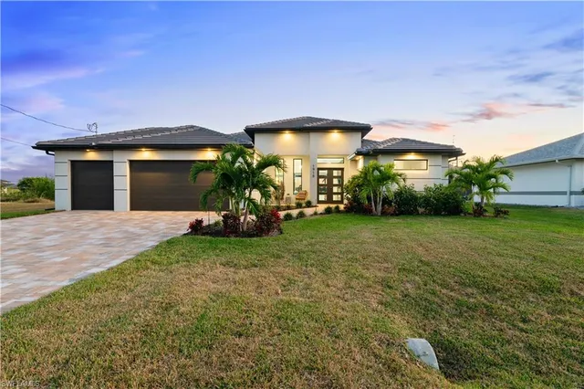 a view of a house with a yard