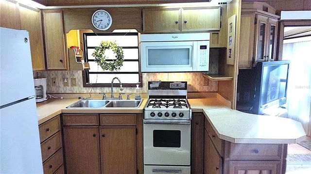 $79,900 | 3300 26th Avenue East, Unit 42, Bradenton, FL 34208