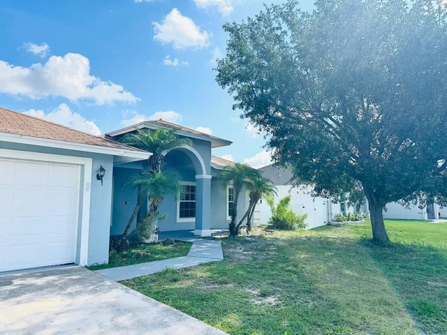 a view of a house with a yard
