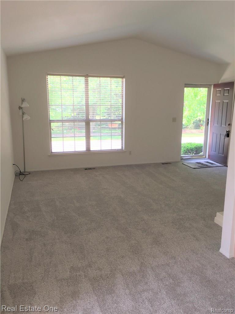30 Pine Tree Ridge Waterford, MI 48327 - Photo 3 of 21 View from dining room into living room
