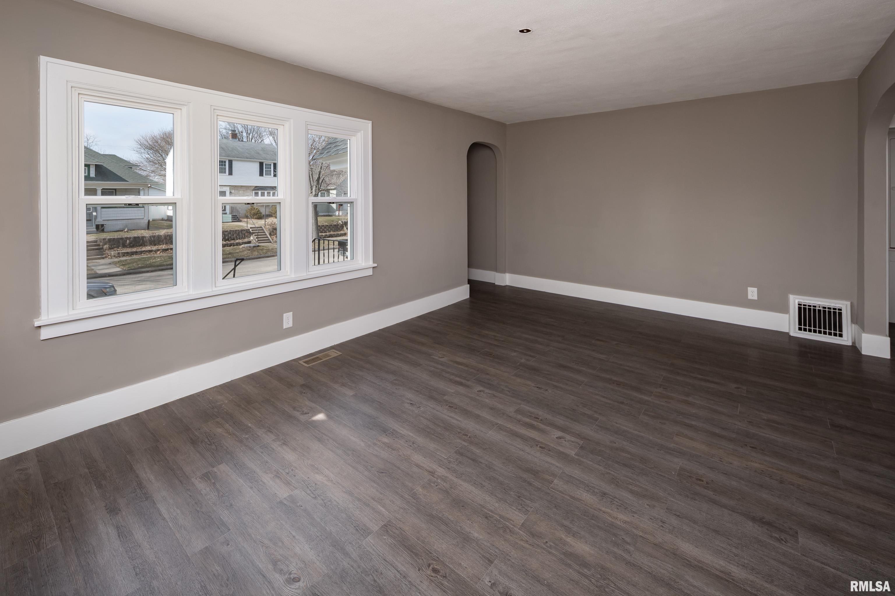 2128 3rd Street Moline, IL 61265 - Photo 4 of 28 Gallery Image 4