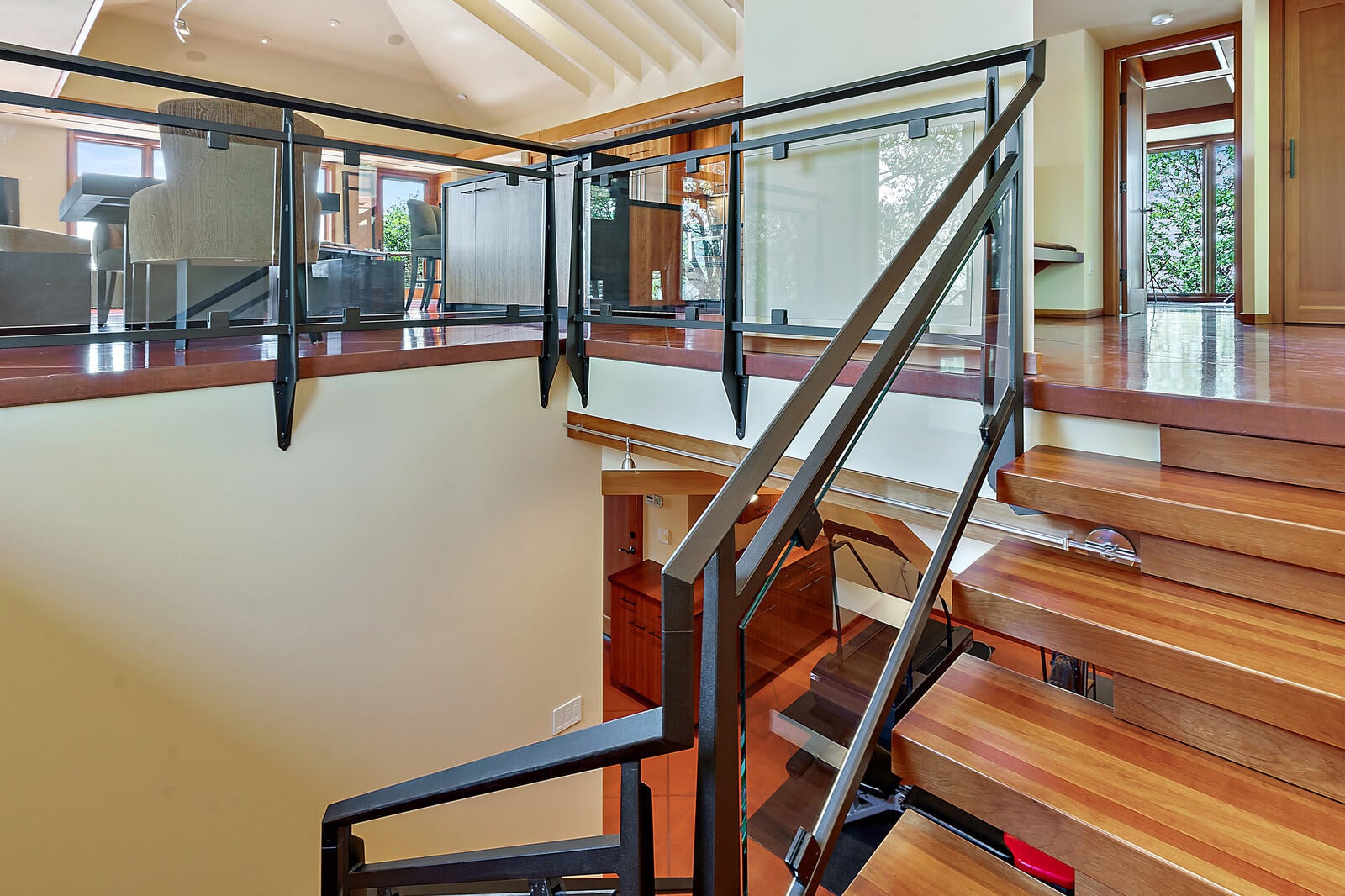 4922 Pioneer Road Medford, OR 97501 - Photo 37 of 70 Staircase