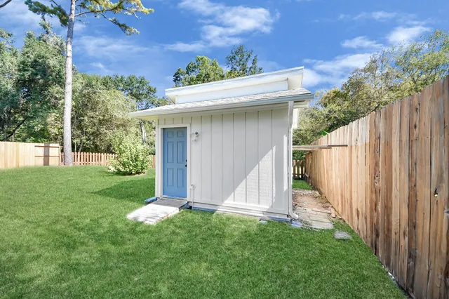 a view of a house with backyard and garden