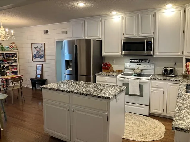 $310,000 | 13407 Bennington Avenue, Grandview, MO 64030