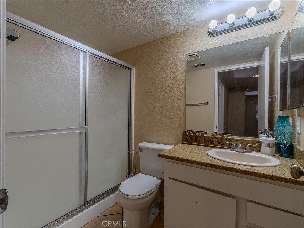 1302 Via Vista Riverside, CA 92506 - Photo 18 of 29 Up hall bath