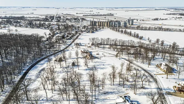 $29,900 | 3 Governor's Drive, Elkhart, IL 62634