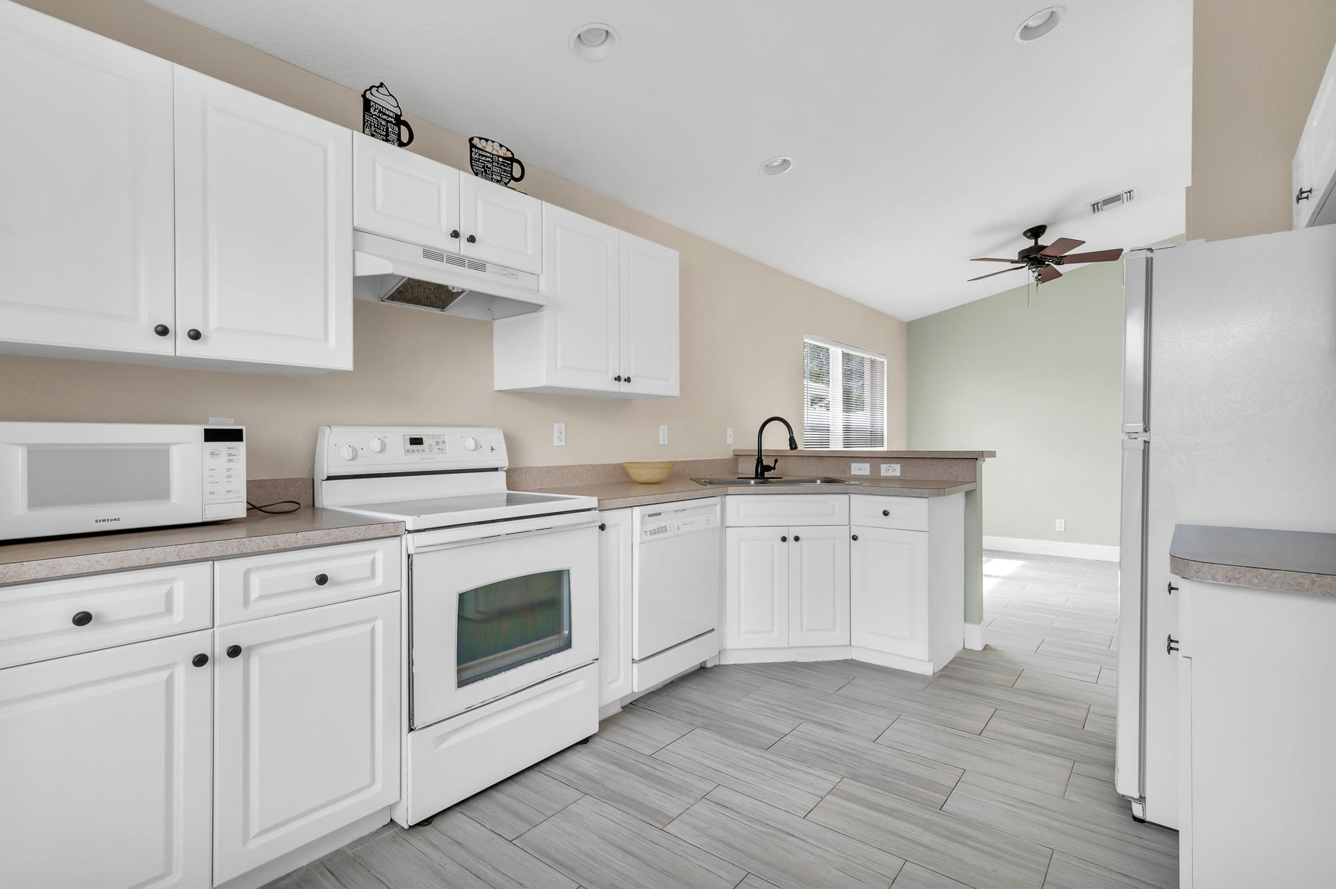 6916 3rd Street Jupiter, FL 33458 - Photo 3 of 15 photo-2