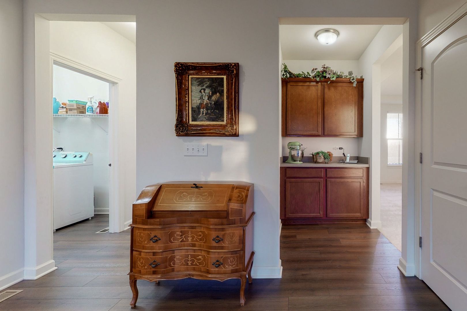 4362 Rudyard Kipling Road Elgin, IL 60124 - Photo 9 of 33 a room with furniture and a wooden floor