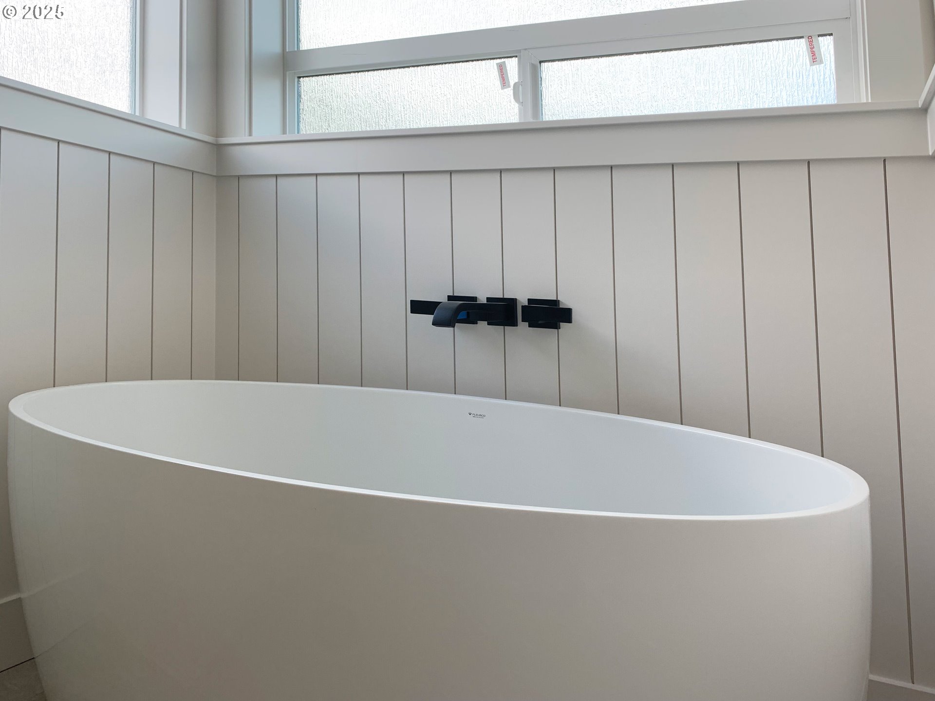 1896 South Holly Street Canby, OR 97013 - Photo 27 of 36 a bathroom with a bathtub