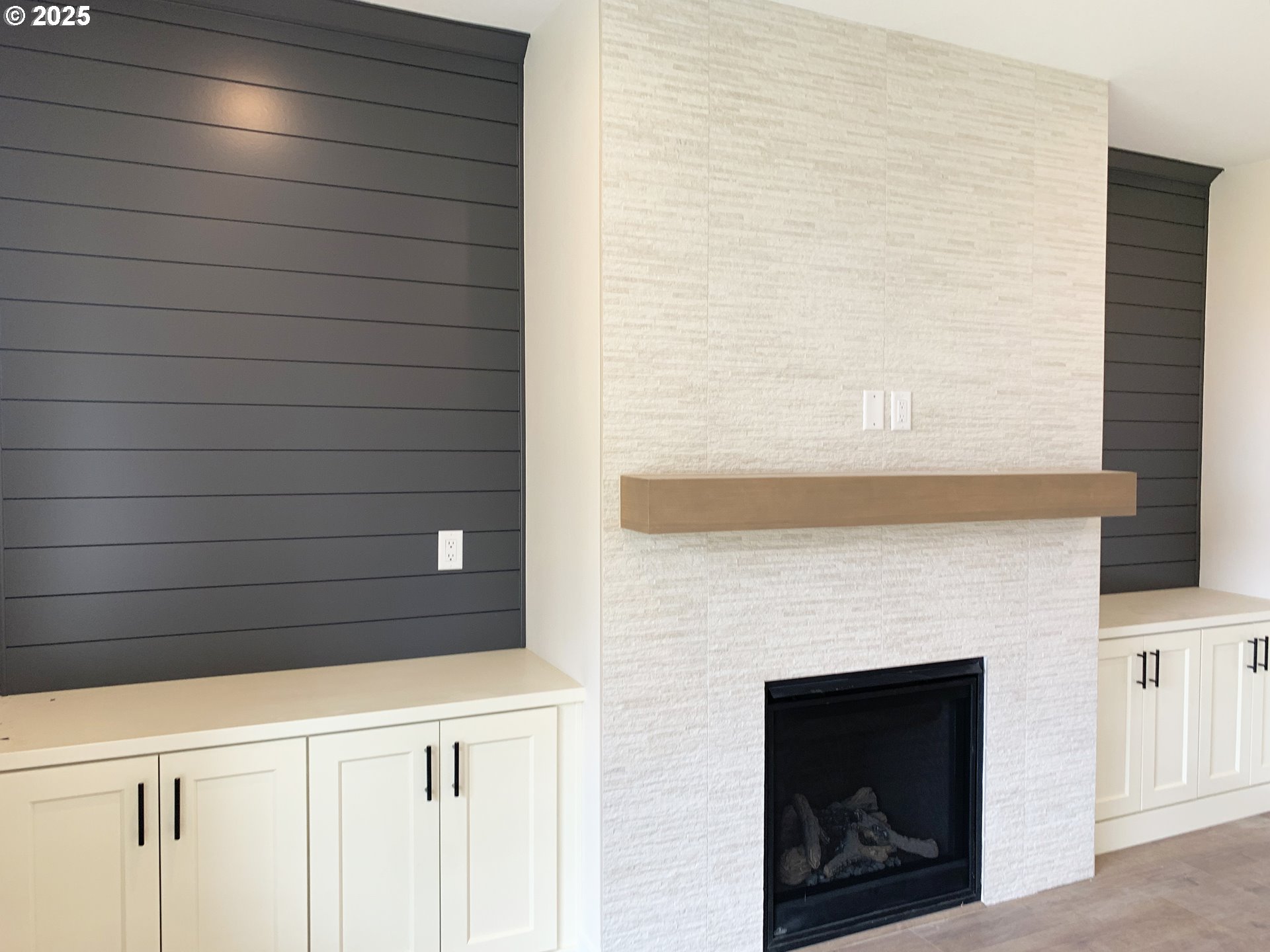 1896 South Holly Street Canby, OR 97013 - Photo 3 of 36 a close view of a fireplace