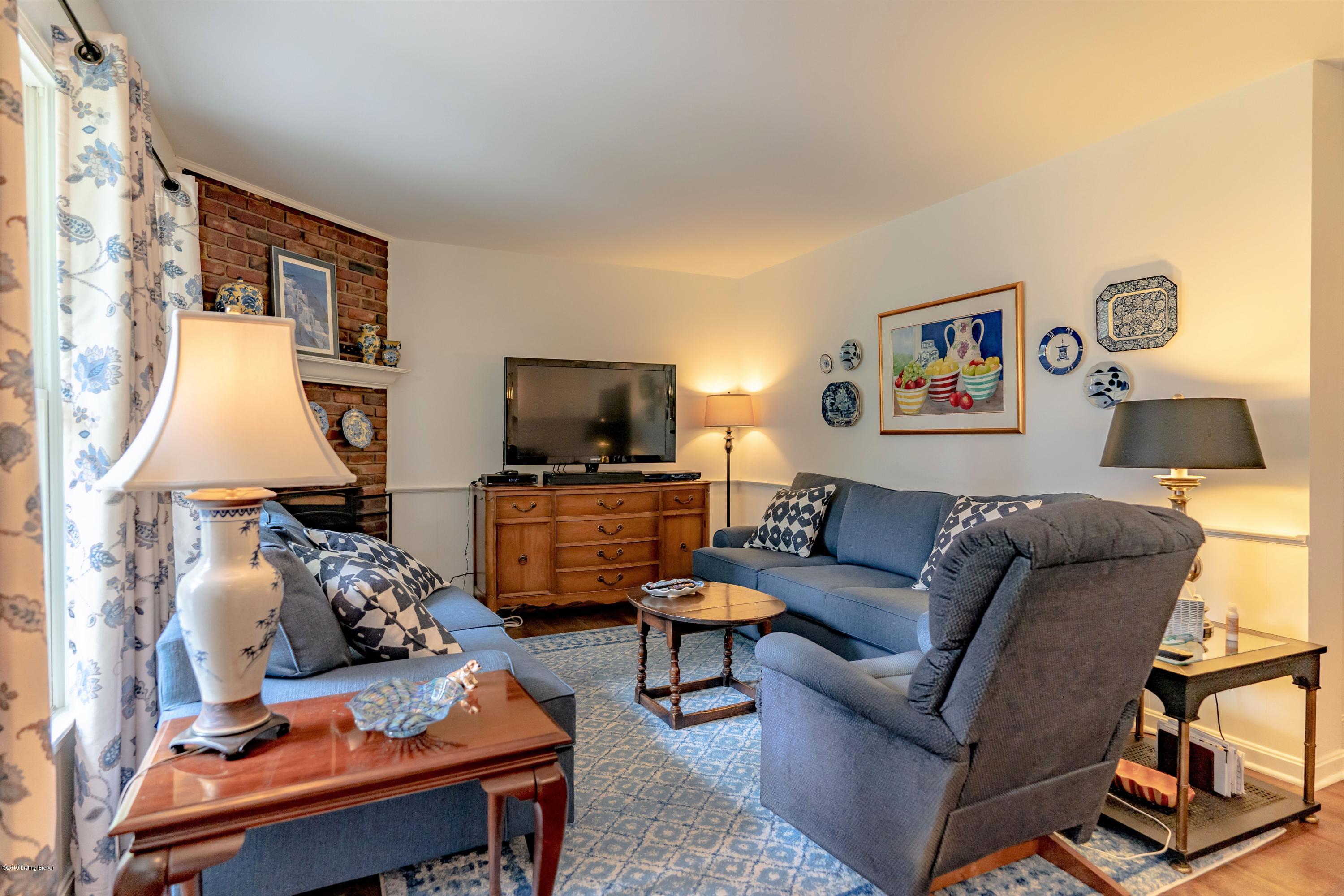 8612 Banbridge Road Louisville, KY 40242 - Photo 5 of 27 Family Room