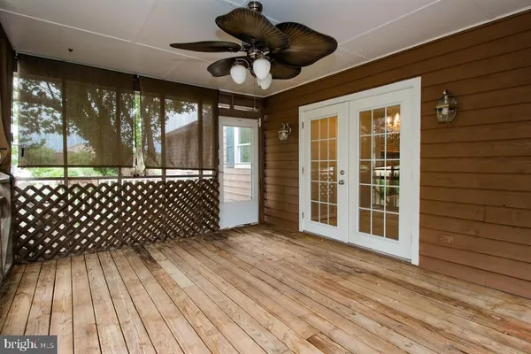 a kitchen that has a lot of cabinets in it