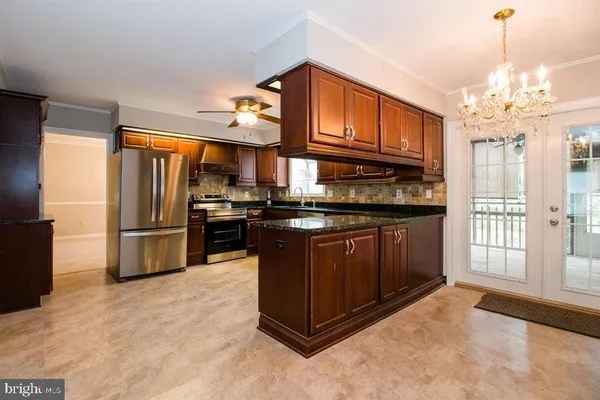 a view of a pathway with a house