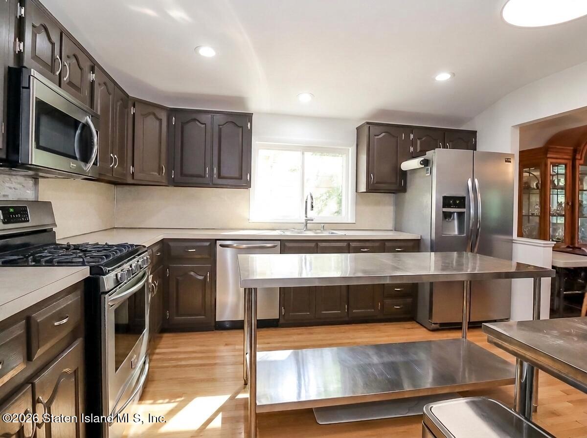 837 Rathbun Avenue Staten Island, NY 10309 - Photo 10 of 31 IMG_5059.JPG_202607271415