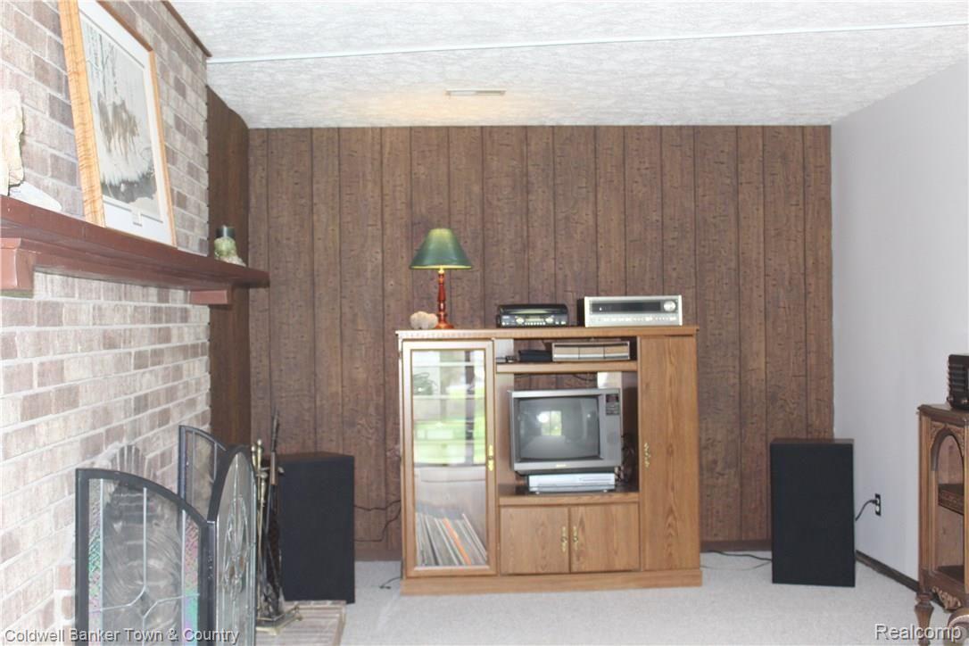 11882 Knob Hill Road Brighton, MI 48114 - Photo 28 of 41 Finished walkout basement with a daylight window