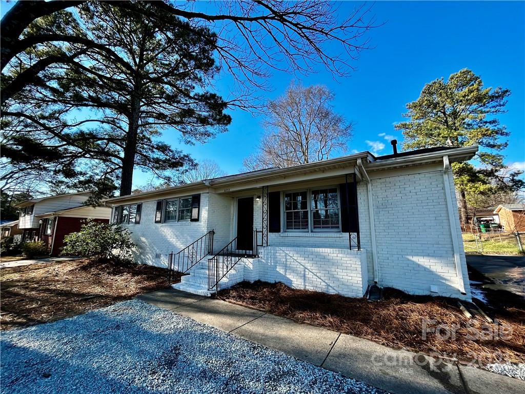 6833 Idlewild Road Charlotte, NC 28212 - Photo 2 of 24 a front view of a house with garden