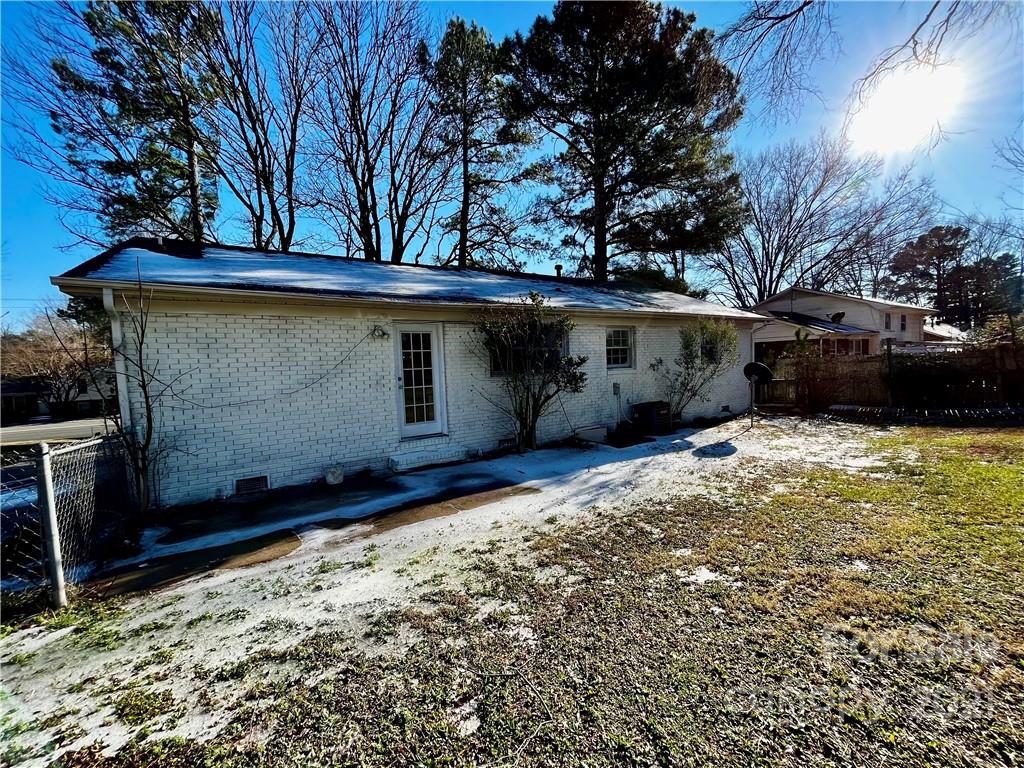 6833 Idlewild Road Charlotte, NC 28212 - Photo 4 of 24 a view of a backyard of the house