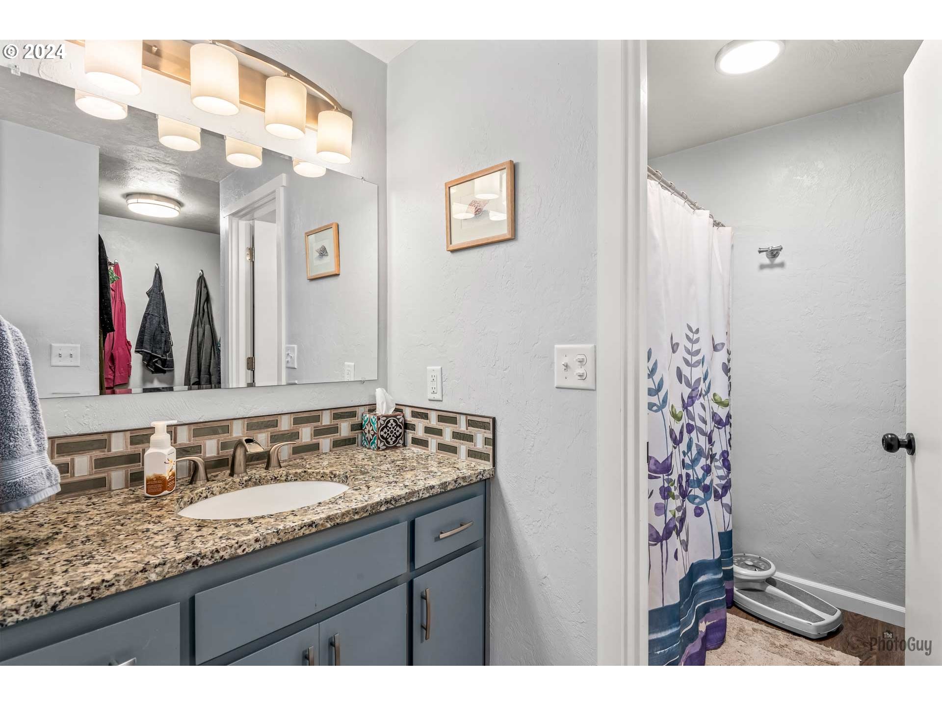 7443 A Street Springfield, OR 97478 - Photo 22 of 31 Owner's Suite Bathroom