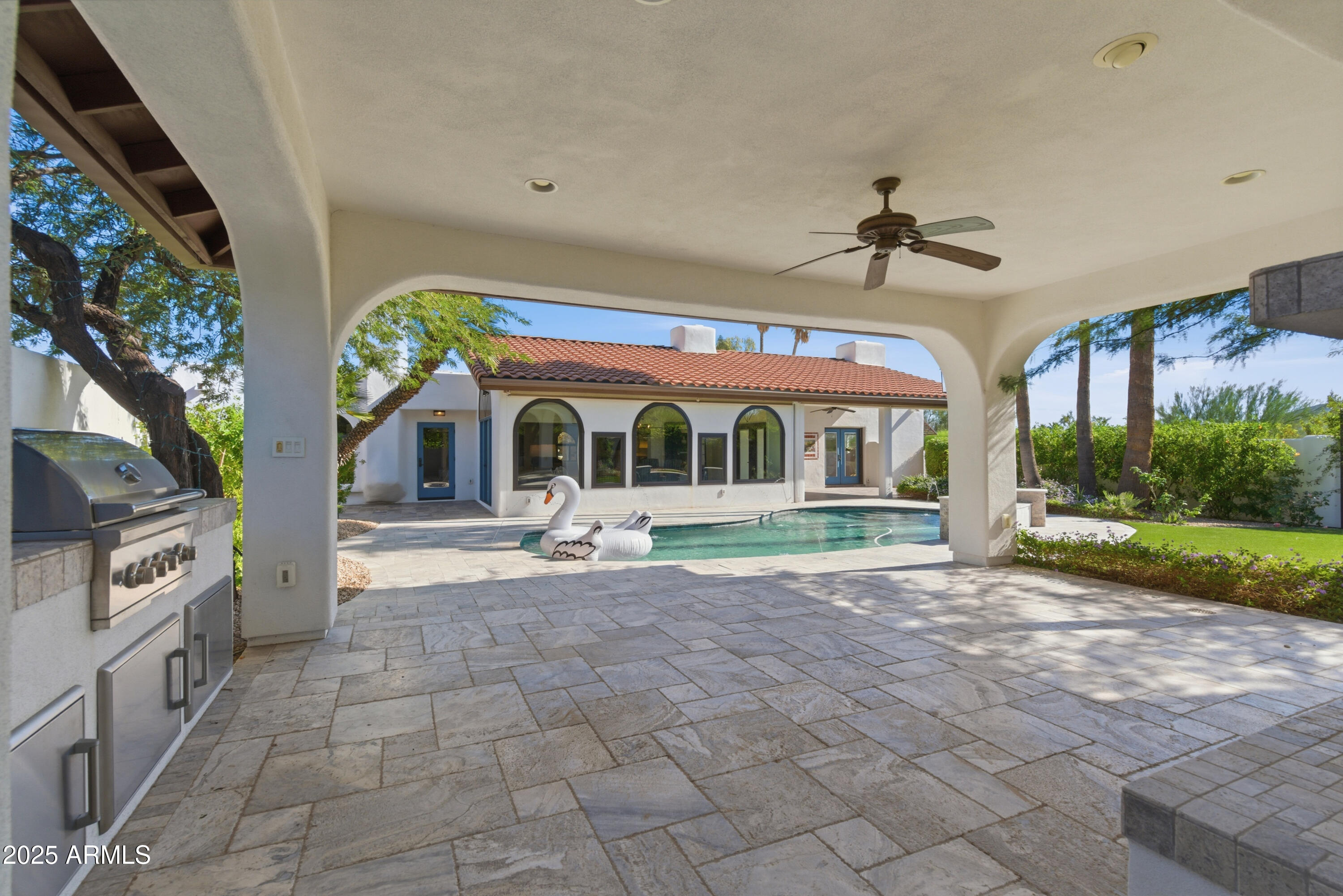 5828 East Cactus Wren Road Paradise Valley, AZ 85253 - Photo 38 of 44 a front view of a house with garden