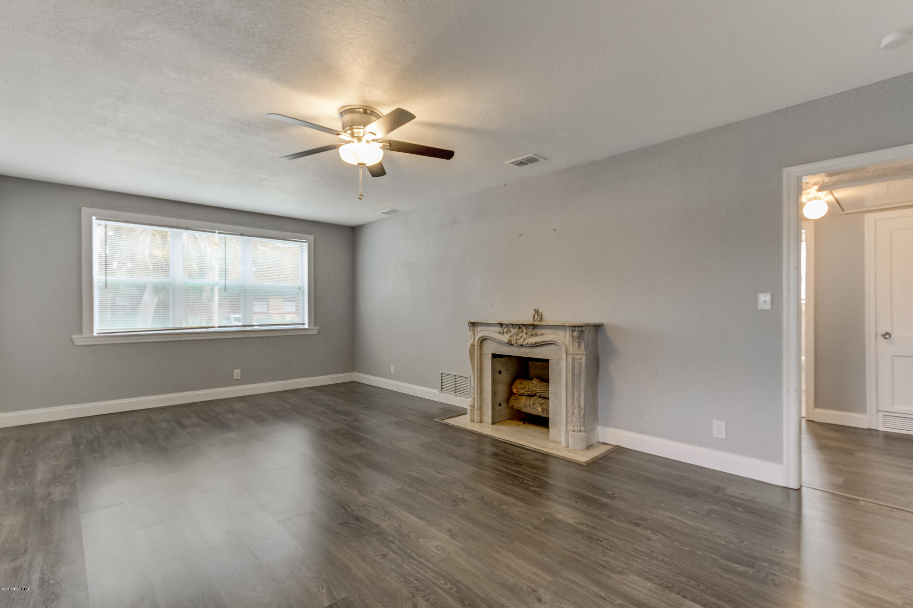 2104 Traymore Road Jacksonville, FL 32207 - Photo 3 of 31 Living Room