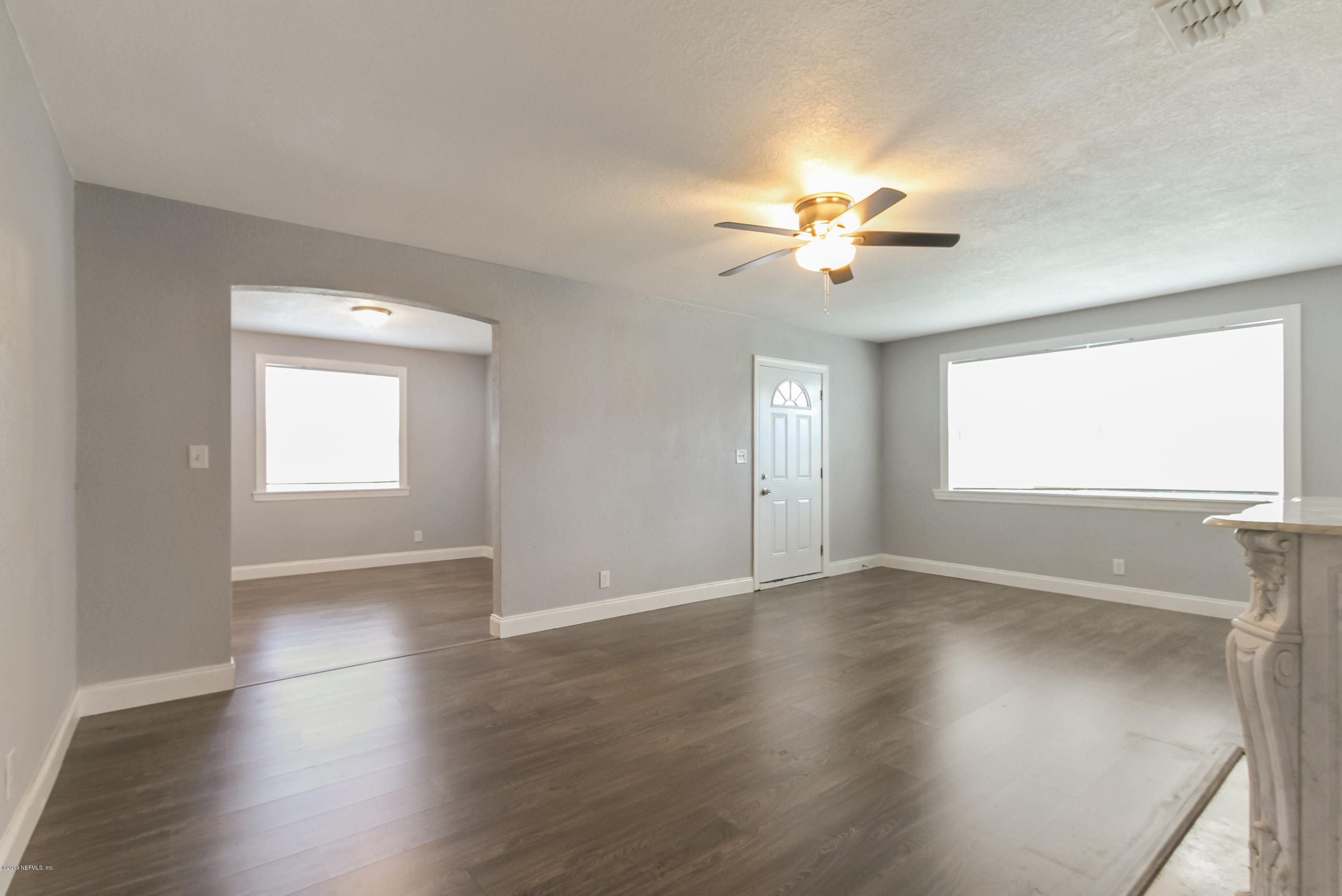 2104 Traymore Road Jacksonville, FL 32207 - Photo 4 of 31 Living Room