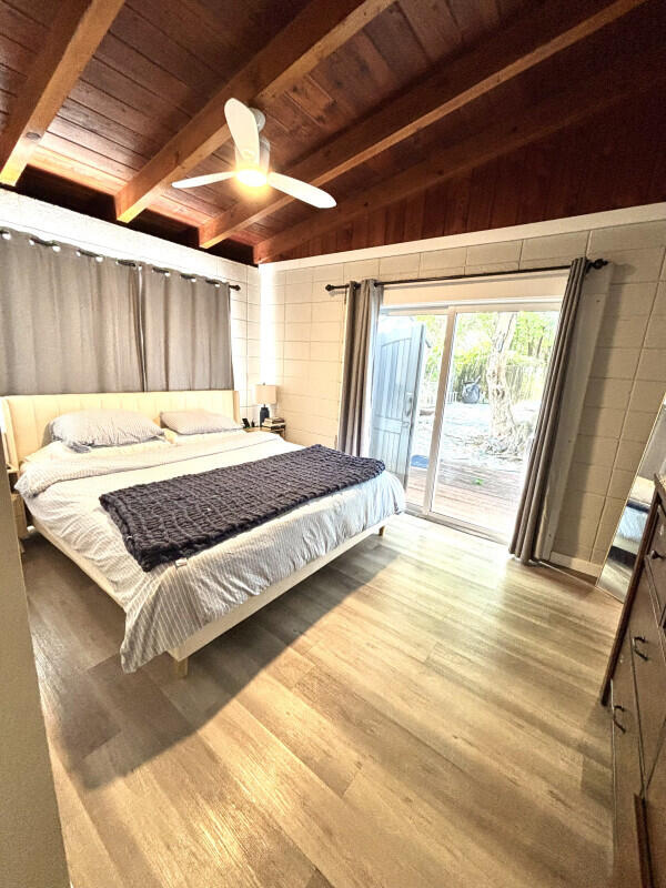 124 South Hammock Road Islamorada, FL 33036 - Photo 8 of 11 a bed sitting in a spacious bedroom next to a window
