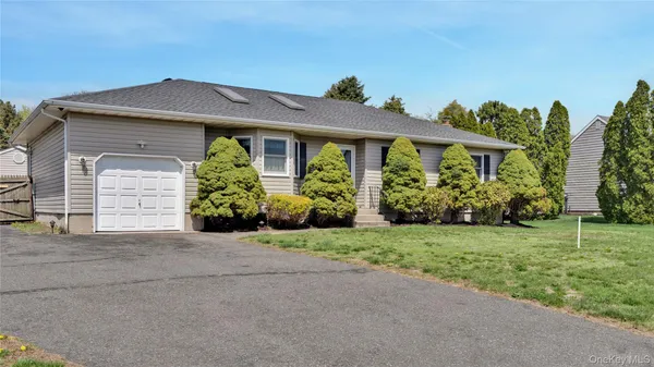 $679,999 | 22 Donna Drive, Baiting Hollow, NY 11933