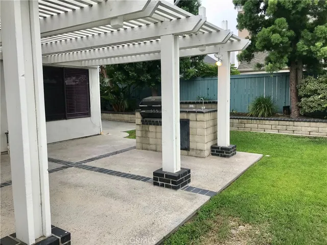 a view of a house with backyard and porch
