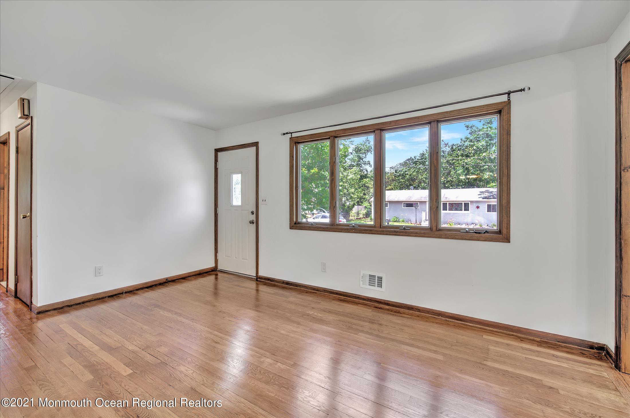 127 Stephan Road Brick, NJ 08724 - Photo 6 of 38 LIVING ROOM (10)